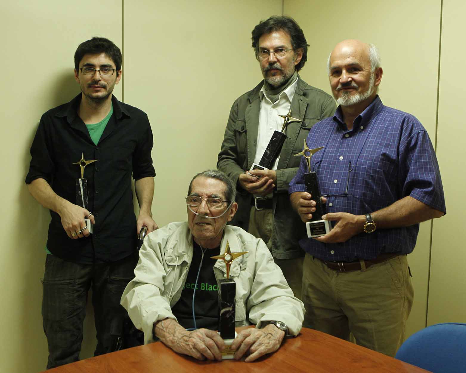 Premiados junto a Enrique Meneses. Foto: Juanjo Guillén.