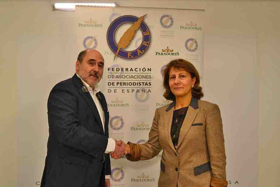 En la foto, Javier Hernando Domingo junto a Elsa González, tras la firma del acuerdo. Foto: FAPE