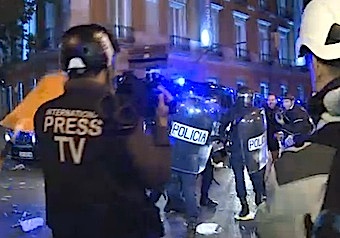 Periodistas protegidos con cascos, durante la concentración del 29-S. La imagen es una captura de vídeo publicado en YouTube
