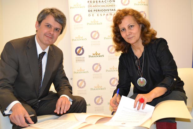 José María Moya, director general de 'Grupo Siena' y Elsa González, presidenta de la FAPE, durante la firma. Foto: FAPE