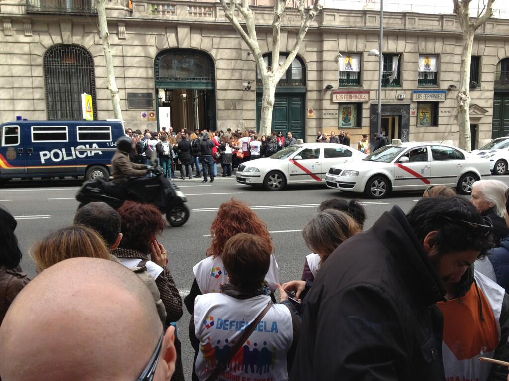 Los despedidos de Telemadrid esperando la sentencia sobre su ERE frente al Tribunal Superior de Justicia de Madrid. Foto @cgttelemadrid