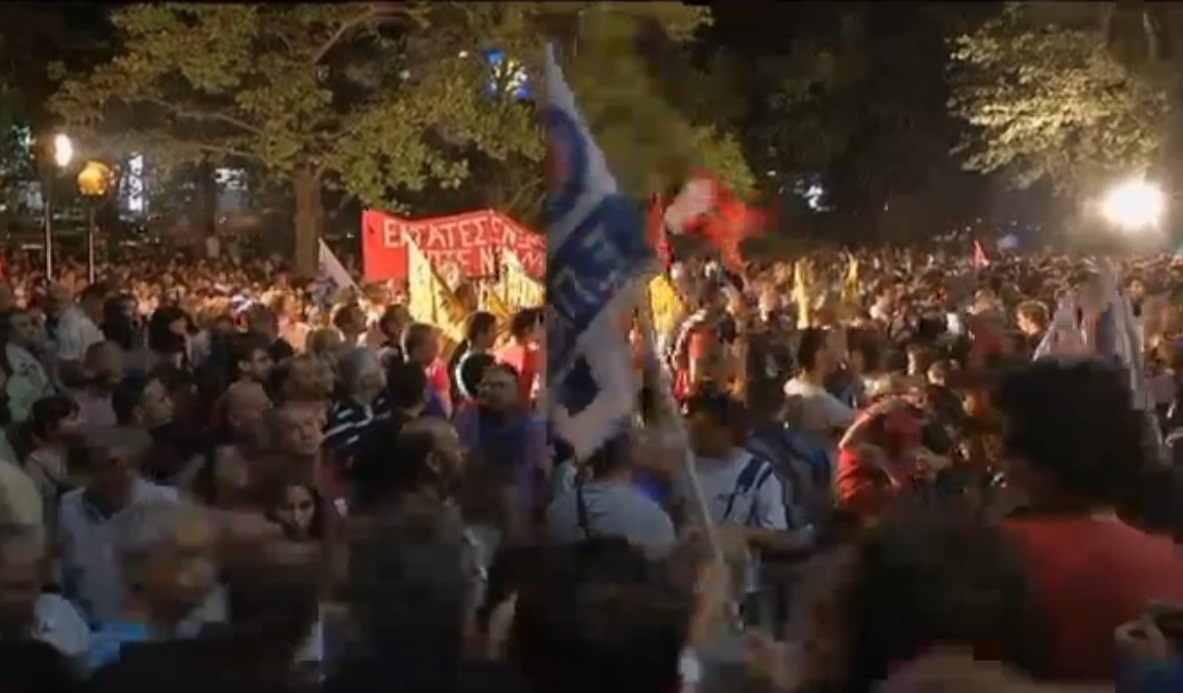 Manifestantes a las puertas de la ERT tras conocerse su cierre. Captura de vídeo.